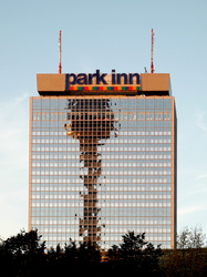 Berlin - Park Inn Hotel mit Fernsehturm-Spiegelung