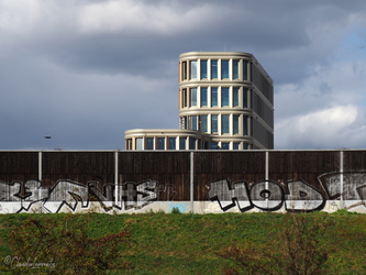 Berlin - Blick vom Mauerweg an der A113 auf die Brainbox am Eisenhutweg